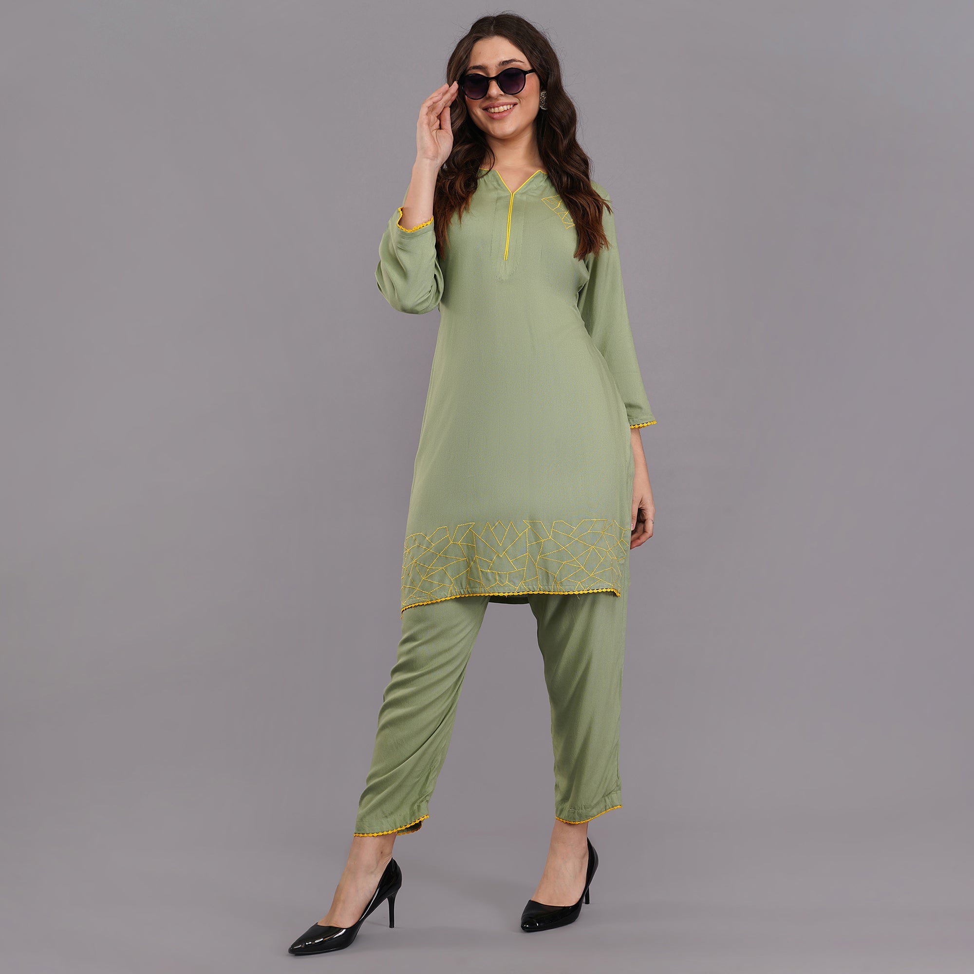 round and V-neckline kurti set